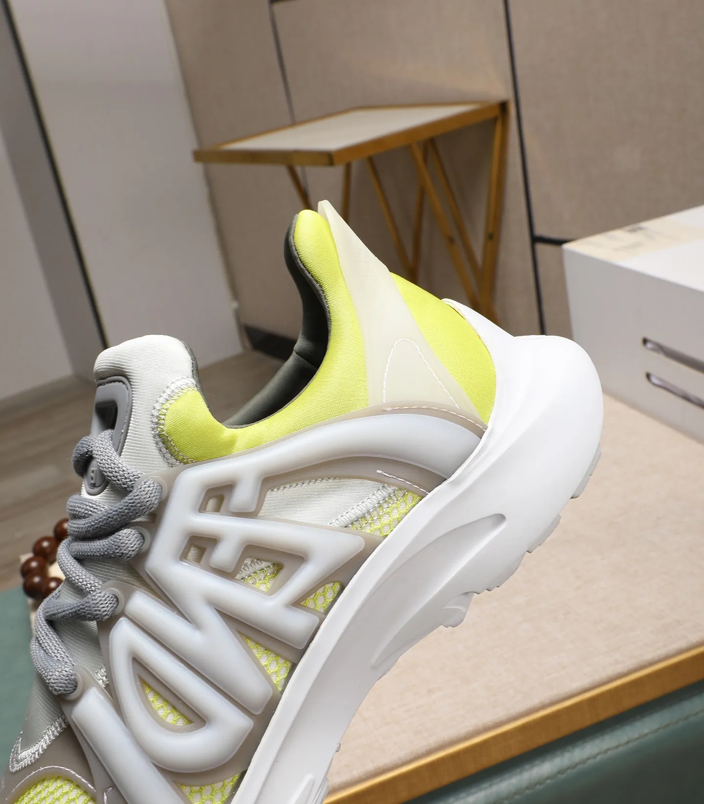 Men's Men's Shoes 💰800 Fendi Fendi's latest Tag series of men's casual mesh sports running shoes, originally purchased and developed, this Tag sneaker is a one-leg sneaker, made of black high-tech mesh material with gray neoprene details. Oversized FENDI lettering on the side and translucent rubber details. Light and flexible rubber running shoe soles, beautifully packaged at the delivery counter, customized breathable lining, original molded foam rubber outsole, sole thickness: 3.5CM! Size: 40-44 (customized at 39.45.46)
